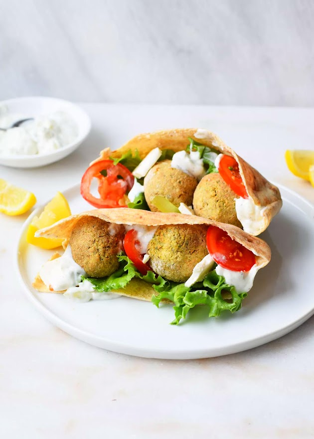 Falafel à la friteuse à air dans un pain pita