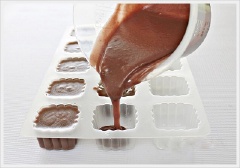 Nhanh tay trút chỗ gelatine vào nồi đậu và khuấy đều thành hỗn hợp đồng nhất, sánh mịn. Rót hỗn hợp vào các khuôn rau câu và để nguội. Sau đó cho vào ngăn mát tủ lạnh 2-3 tiếng đồng hồ cho đông lạnh lại là có thể dùng.