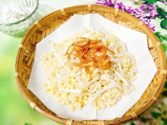 Múc xôi đậu xanh cốt dừa thơm béo cho ra đĩa, rắc lên chút hành tím phi thơm là có thể dùng. Món xôi đậu này ăn kèm với muối đường đậu phộng hoặc là muối mè thì rất tuyệt luôn nhé!