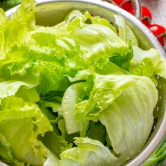 Xà lách nhặt, rửa sạch, cắt khúc vừa ăn. Cà chua bi, dưa leo rửa sạch, cắt nhỏ. Cho xà lách, cà chua, dưa leo, bánh mì chiên vào tô. Làm nước sốt: Cho hạt óc chó, dầu olive, mật ong vào máy xay sinh tố và xay nhuyễn hỗn hợp.