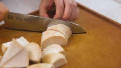 Nấm đùi gà rửa sạch, để ráo nước rồi cắt thành miếng vừa ăn, ướp nấm với muối và tiêu. Trứng đập ra chén, đánh tan vá trộn với 1 muỗng bột bắp. Lần lượt nhúng nấm vào hỗn hợp trứng rồi đến bột bắp. Đun nóng dầu trong chảo, thả nấm vào chiên đến khi chín vàng đều thì vớt ra cho ráo dầu. Cuối cùng, nhúng lá quế vào bột và thả vào chiên giòn để ăn kèm cùng nấm.