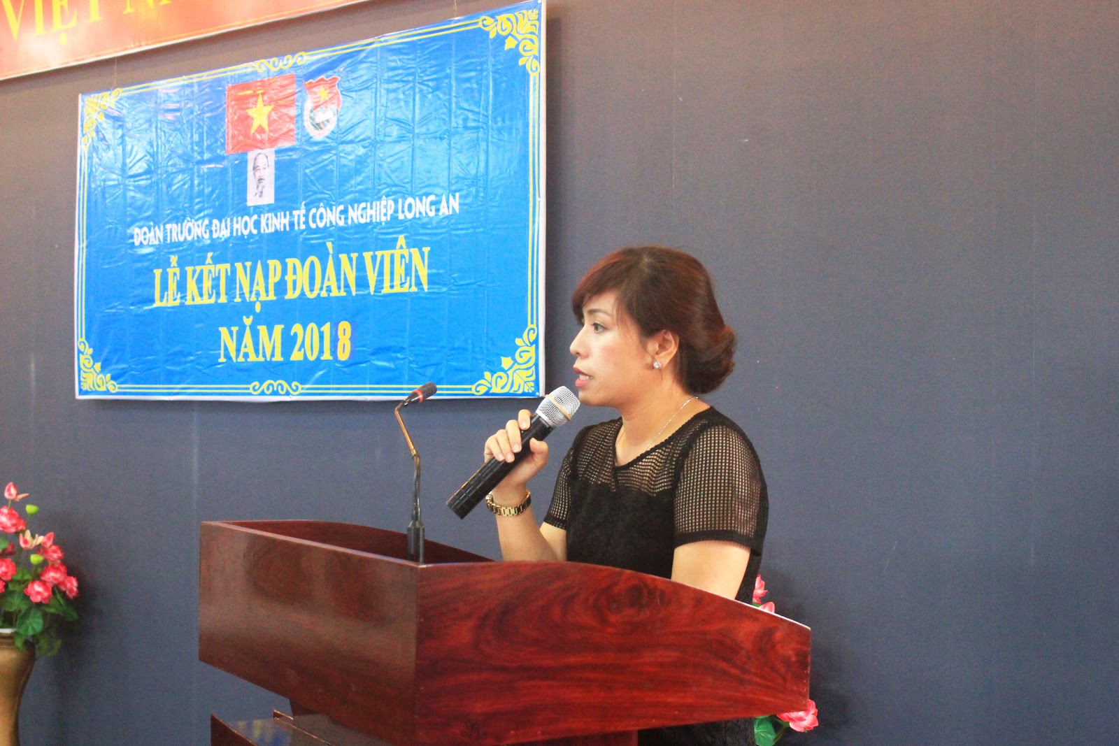 Bí thư Đoàn trường Nguyễn Thị Bảo Châu đọc quyết định kết nạp