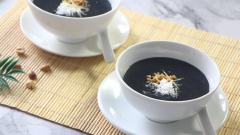 Chè mè đen hay gọi là chí mà phù ăn nóng sẽ ngon hơn, khi ăn rắc thêm chút đậu phộng rang và dừa bào cho thêm phần hấp dẫn nhé! Chỉ với cách nấu chè mè đen của người Hoa chuẩn vị đơn giản như trên là đã có được những bát chè mè đen (chè vừng đen) ngon, có nhiều công dụng rất tốt cho người già và phụ nữ mang thai. Hãy lưu ngay cách nấu chè mè đen đậu phộng hấp dẫn này nhé!