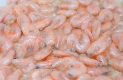 Làm nhân bánh bột lọc ngon: Xào 150gr tôm đất với 1 muỗng canh dầu ăn cùng với 1 muỗng cà phê hành tím, 1 muỗng cà phê tỏi băm và 1 muỗng cà phê hạt nêm khoảng 5 phút cho tôm chín.
