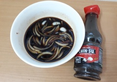 Cho hành tây, nước tương tỏi ớt và đường vào tô khuấy đều lên. Trứng cút bạn đợi 5 phút, vỏ trứng đã cứng thì lột vỏ rồi cho trứng vào tô nước tương tỏi ớt nhé. Ngâm trứng ít nhất trong 1 tiếng là bạn có thể thưởng thức,rắc thêm ít mè lên trên nữa nhé.