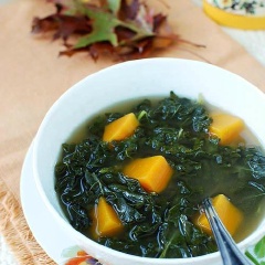 Canh bí đỏ cải xoăn với 2 màu chủ đạo là màu vàng cam của bó đỏ và màu xanh sậm của cải xoăn được nấu chín tới. Món canh thanh đạm bổ dưỡng thích hợp làm món ăn chính cho bữa cơm gia đình.