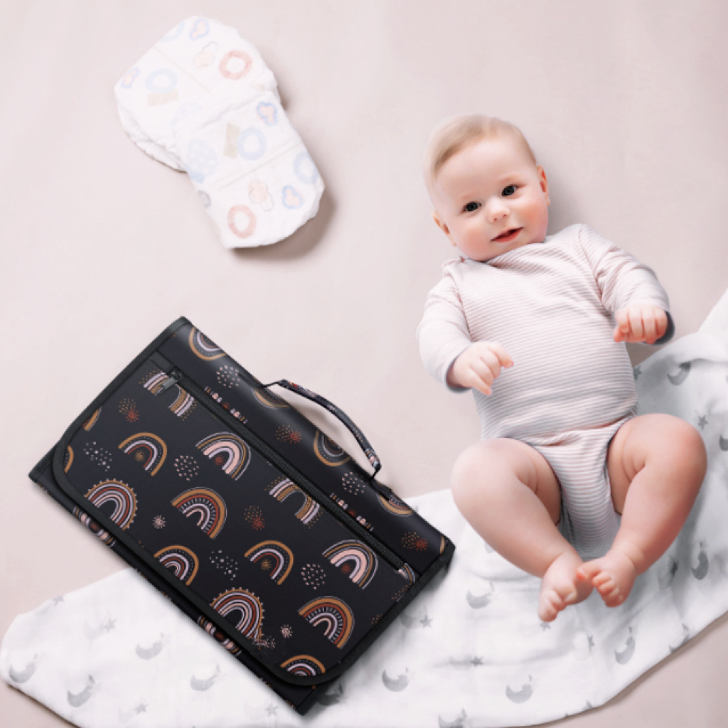 Portable changing mat, waterproof and foldable