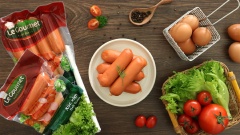 Cắt xúc xích Deli thành hạt lựu. Cắt phần chóp quả cà chua, sau đó dùng muỗng bỏ phần hạt bên trong lõi cà chua.