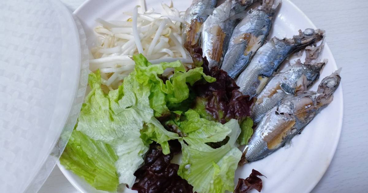 Cá nục cơm hấp cuốn bánh tráng