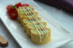 Cuối cùng, cắt cuộn trứng thành từng khúc vừa ăn, rưới sốt mayonnaise lên là có thể thưởng thức món salad ngon.