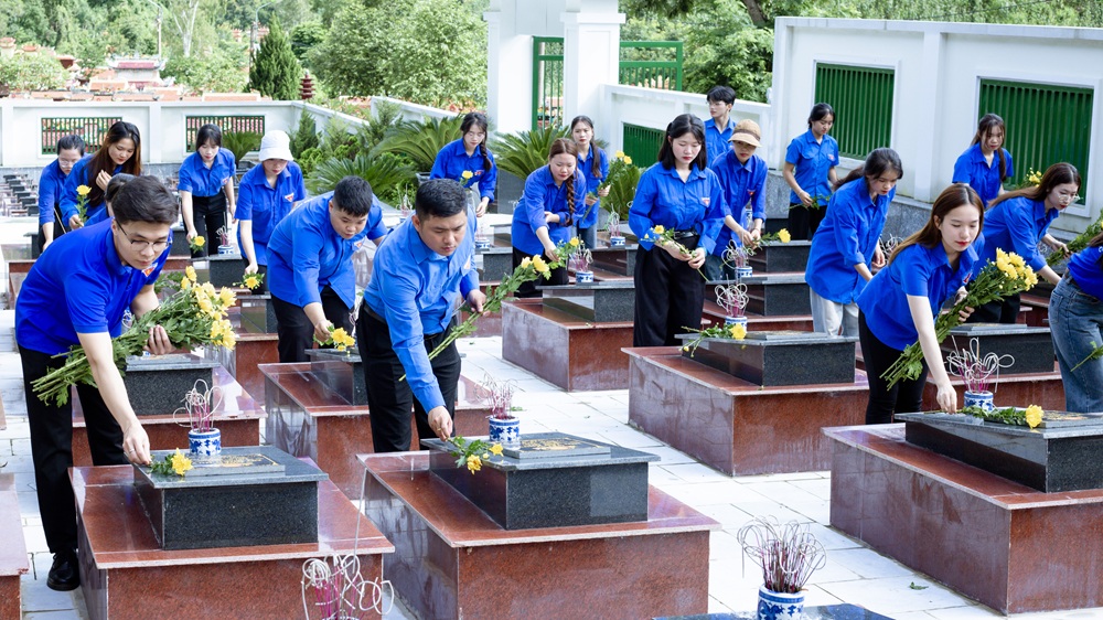 Tuổi trẻ Trường Đại học Tây Bắc triển khai nhiều hoạt động ý nghĩa nhân dịp Kỷ niệm 78 năm ngày Thương binh - Liệt sĩ (27/7/1947 - 27/7/2025)