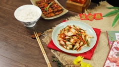 Kim chi củ kiệu giòn ngọt, cay cay dùng kèm với thịt luộc, thịt nướng hay thịt kho đều ngon. Thêm một chén cơm trắng nóng hổi, một chút rau sống là tròn vị. Ngày lễ tết hoặc những bữa tiệc gia đình nên có thêm chén kim chi củ kiệu giải ngán giúp bữa ăn thêm phần ngon miệng hơn.