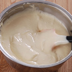 Trộn đều sốt kem phô mai, đường và sữa chua lại với nhau, đun cách thủy cho tan. Gelatin ngâm khoảng 10 phút cho mềm sau đó vớt ra cho vào sữa, đun cách thủy cho gelatin tan hết. Đổ hỗn hợp gelatin vào phần hỗn hợp sốt kem phô mai đã được đun cách thủy, khuấy đều cho tới khi hỗn hợp mịn, nếu thấy nổi bọt thì lọc qua rây là được.