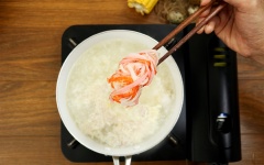 Bắc nồi nóng, cho 1 muỗng dầu vào, cho hành tỏi vào phi thơm. Đổ nước dùng gà vào, thêm thịt heo xay, dùng đũa khuấy cho thịt tơi rời, đun to lửa cho sôi. Sau đó, cho lần lượt bắp hột, thịt gà xé và thịt thanh cua xé nhỏ vào.