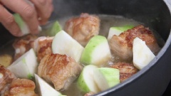 Vặn lửa lớn rồi đậy vung nấu trong 15 phút cho đến khi sườn chín hoàn toàn và bí ngòi mềm ngon.