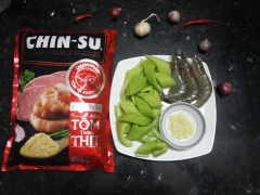Tôm sú tươi rửa sạch để nguyên con (sơ chế tôm tùy thích, để nguyên con tôm cho đẹp mắt). Khổ qua tây (mướp ngọt) rửa sạch, bào vỏ, bỏ ruột, cắt miếng vừa ăn. Tỏi bóc vỏ băm nhuyễn.