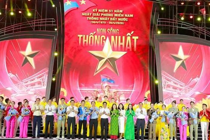 TPHCM: Tự hào, xúc động trước chương trình đặc biệt kỷ niệm 51 năm ngày non sông liền một dải - Báo Người Lao Động