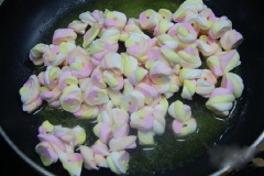 Cắt nhỏ mứt nam việt quấy sấy khô và kẹo xốp Marshmallow nhiều màu. Đun tan chảy 50g bơ rồi cho kẹo xốp vào đun và khuấy đều cho tan chảy hoàn toàn. Tiếp đến thêm mứt nam việt quất vào trộn đều lên nữa là hoàn tất.