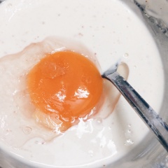 Đổ bột chiên giòn ra tô, cho một ít nước lọc vào khuấy đều cho tan bột, tránh để bị vón cục. Cho tiếp một quả trứng gà vào đánh tan sau đó cho hết số tép và bột ớt vào hỗn hợp bột, trộn đều.