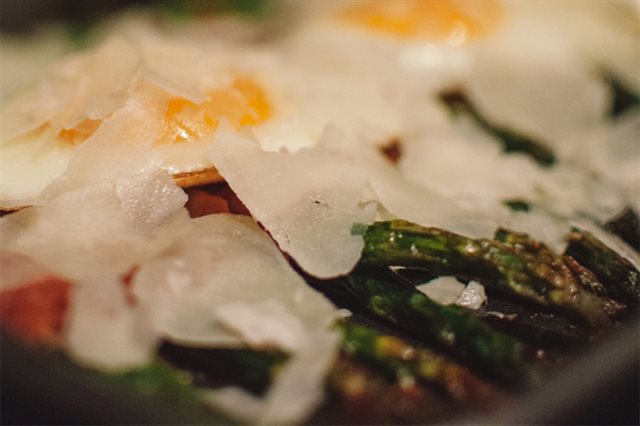Măng Tây Cuộn Thịt Xông Khói Nướng Trứng