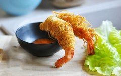 Quấn mì tươi lên thân tôm, chừa phần đuôi lại. Làm lần lượt đến khi hết tôm. Chuẩn bị chảo dầu nóng, cho từng con tôm đã cuộn mì vào chiên. Bạn chỉnh lửa vừa vì lớp mì rất mau chín, nếu để dầu quá nóng sẽ làm mì chín mà tôm bên trong chưa kịp chín. Đợi lớp mì bên ngoài vàng đều thì vớt ra, để lên một cái dĩa có trải khăn giấy để hút dầu. Rút tăm ra trước khi dọn lên ăn.