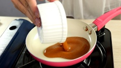Chuẩn bị phần sốt Me: Cho vào chảo nhỏ 100ml nước cốt me, ớt sa tế, đường, tương ớt, nước mắm, đặt lên bếp nấu lửa nhỏ đến khi thấy sốt trong và có độ sánh thì tắt lửa, thêm ớt bằm và tỏi phi cho nước sốt dậy mùi bạn nha.Có thể làm phần sốt me trước, sau đó chiên bao tử cá sau để khi thưởng thức món ăn vẫn giữ nguyên độ giòn.