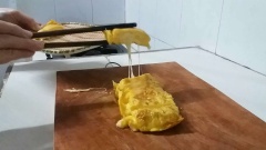 Cho chút dầu ăn vào chảo, đợi dầu nóng thì múc từng muỗng vào chảo. Khi trứng sền sệt đặc sánh thì cho phô mai vào giữa trứng và cuộn lại cho khéo. Thêm lần 2 tương tự như vậy. Sau khi cuộn trứng, dùng đũa nhấn nhẹ vào trứng để định hình. Sau đó cho ra đĩa, cắt trứng và thưởng thức. Ăn kèm tương ớt và tương cà chua. Chúc các bạn thành công!