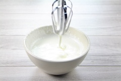 Cách làm kem cheese phô mai: Dùng máy đánh trứng đánh đều nhẹ khoảng chừng 30 giây đến 1 phút, khi thấy kem đủ bông vừa, tương đối xốp mịn thì ngưng lại, khuấy nhẹ cho hỗn hợp tan bọt khí và mịn là được.