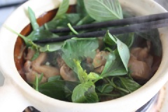 Cuối cùng cho lá húng qué vào nồi, đảo đều rồi tắt bếp, bắc xuống.
