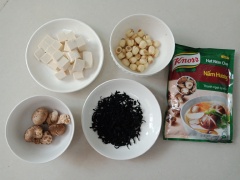 Đậu hủ cắt hạt lựu vừa ăn. Nấm hương rửa sạch tỉa hoa trên mũ nấm cho đẹp hoặc để nguyên tùy ý. Rong biển ngâm nở. Hạt sen rửa sạch.