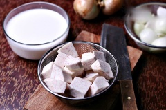Khoai môn gọt vỏ, cắt miếng vuông vừa ăn rồi chiên sơ cho rám mặt, để riêng. Hành tây lột vỏ, cắt làm 4 hoặc 6 tùy lớn nhỏ. Dừa cho vào tô to, đổ thêm 100ml nước ấm, bóp dừa cho dừa ra hết chất rồi vắt lấy nước cốt. Thêm tiếp 150ml nước vào bã dừa vừa vắt, bóp kỹ và vắt tiếp lần nữa để lấy nước dão dừa.