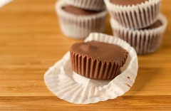 Cupcake chocolate nhân bơ đậu phộng với hương vị chocolate quyến rũ bao lấy nhân bơ đậu phộng béo thơm hấp dẫn. Đây là món quà tuyệt vời cho dịp valentine đó nhé!