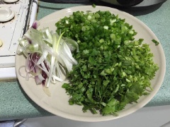 Thịt bò rửa sạch, cắt lát mỏng. Hành lá, ngò rí rửa sạch, cắt nhỏ.