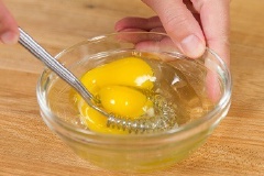 Trong chén nhỏ cho 1 muỗng canh nước tương, 1/2 muỗng canh giấm gạo, hành lá cắt nhỏ, ớt bột, mè rang và 1/4 muỗng cà phê đường vào khuấy thât đều cho hòa tan. Hành lá cắt bỏ gốc, rửa sạch rồi cắt làm đôi. Trứng cho ra chén, đánh tan. Cho bột vào tô lớn cùng muối, chế từ từ nước vào rồi khuấy đều thành hỗn hợp bột mịn.