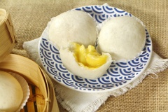Thêm một lựa chọn nữa cho nhân bánh bao thay cho nhân thịt bình thường. Bánh bao kim sa có phần vỏ bánh mềm ngon thơm mùi sữa, hòa quyện cùng sốt trứng muối béo ngậy và có chút mặn đặc trưng, phần nhân chảy ra màu vàng óng ánh đẹp mắt rất hấp dẫn.
