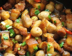 Khi nước trong nồi cạn gần hết, cho nấm rơm, hành lá, ớt vào, đảo đều, nấu thêm 5 phút. Tắt bếp, cho món ăn ra đĩa và dùng ngay với cơm nóng! Cả nhà chắc chắn sẽ hài lòng khi thưởng thức.