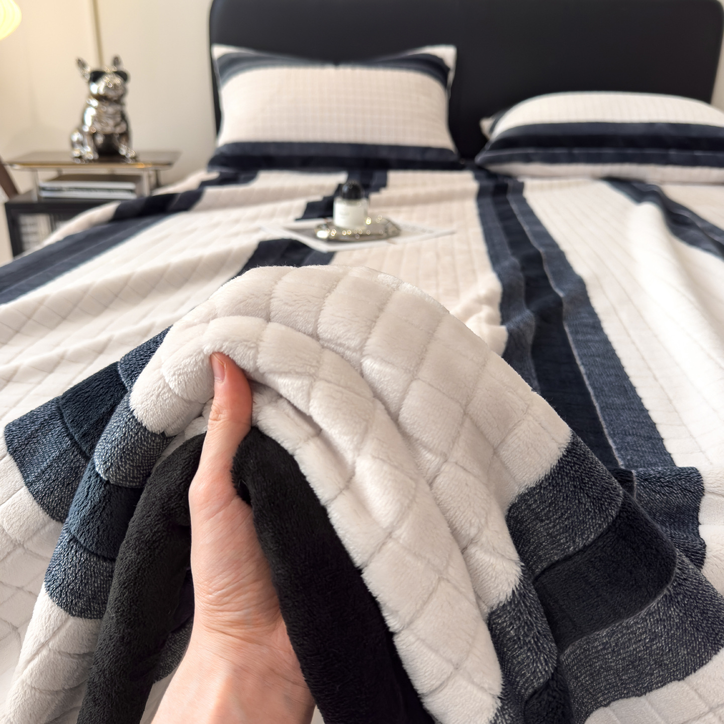 Luxuriöse Milchfaser-Fleece Wohndecke, gestreift, verschiedene Größen
