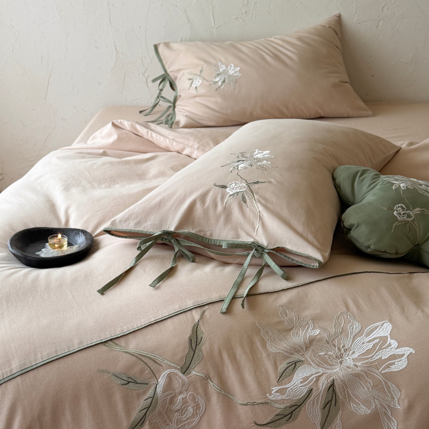 Embroidered cotton-linen bedding set with bows