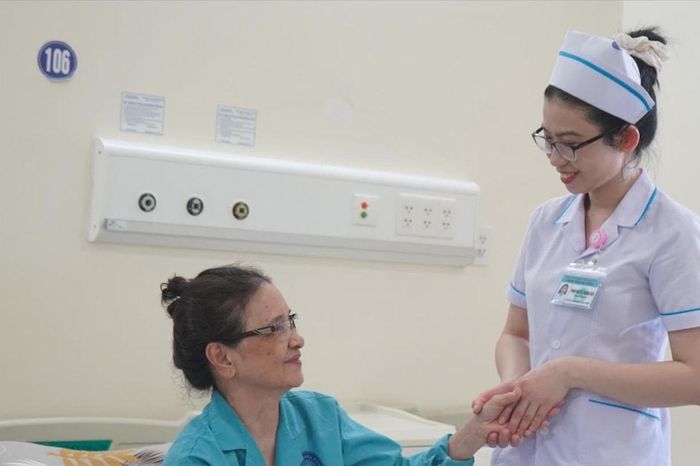 Điều dưỡng - Những người thầm lặng vì bệnh nhân - Báo Đà Nẵng