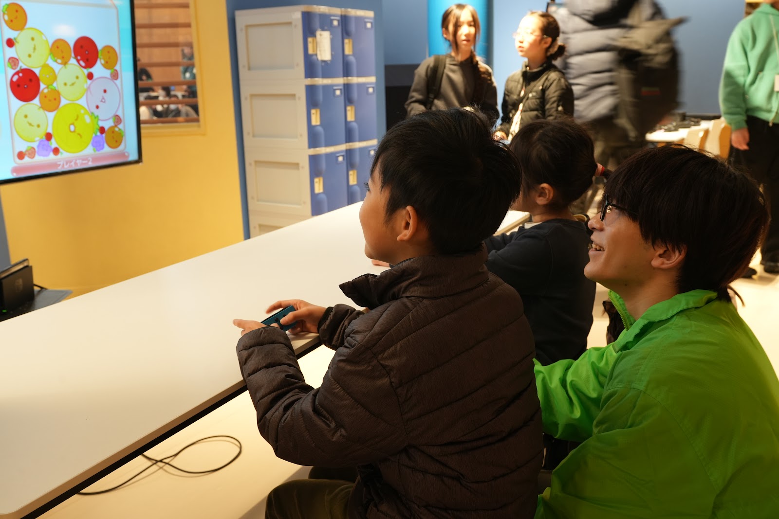 子供と大人が一緒にゲームを楽しむ様子