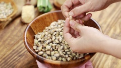 Sơ chế đậu ván: Đậu ván rửa sạch, bắc lên bếp luộc ở lửa lớn khoảng 5 phút cho hạt đậu nở ra. Bóc bỏ lớp vỏ lụa bên ngoài hạt đậu rồi để ráo. Sau đó, mang đậu đã bóc vỏ đi hấp đến khi thử thấy hạt đậu chín mềm nhưng còn nguyên hạt là đạt lấy đậu ra để bớt nóng và ráo nước.