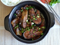 Cho nồi cá lên bếp. Mở lửa lớn cho đến khi nồi cá sôi lên thì cho nửa chén nước dừa vào nồi. Tiếp tục đun với lửa lớn cho đến khi nồi cá sôi lại lần nữa thì hạ lửa riu riu. Đậy nắp nồi và đun đến khi nước sánh lại và cá ngấm gia vị, rắc thêm hành lá cắt nhỏ, tắt bếp, dùng nóng với cơm.