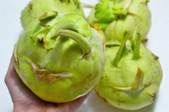 Su hào chọn củ màu sắc xanh sáng tự nhiên, cầm nặng tay, không bị sâu, dập. Các bạn gọt vỏ, cắt su hào thành lát mỏng chừng 2mm.