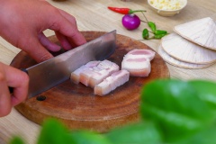 Thịt ba chỉ cắt thành những miếng ngắn. Đun sôi 1 nồi nước có 5gr gừng thái lát, 10gr sả đập dập, cho thịt ba chỉ vào luộc 5 phút sau đó vớt ra để nguội. Cắt thịt ba chỉ ra thành những miếng nhỏ hình chữ nhật.