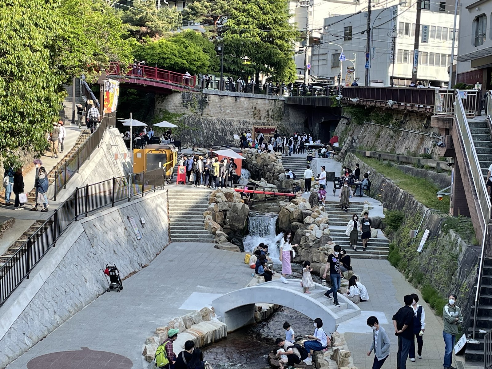 観光客でにぎわう有馬温泉の川沿いの風景
