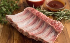 Sườn non rửa sạch với nước có pha muối loãng, chần qua nước sôi nóng, để ráo. Bạn có thể để nguyên dẻ sườn hoặc cắt thành từng miếng dài khoảng 5cm, bề ngang là 2 dẻ sườn. Rau thơm, ngò rí nhặt, rửa sạch, để ráo.