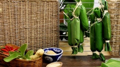 Trải lá chuối lên mặt phẳng, thêm 1 lá ổi. Cho hỗn hợp tré vào giữa. Dùng tay cuộn chặt và cột dây lạt 2 đầu cây tré. Để tré nơi thoáng mát từ 2-3 ngày để tré lên men.