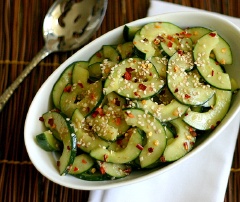 Đợi 30 phút cho dưa leo ngấm là bạn có thể dùng ngay rồi. Trong quá trình đó, bạn có thể cho salad dưa leo và tủ lạnh để khi ăn, vị giòn mát len lỏi với vị béo béo cay cay của tương Miso và bột ớt sẽ khiến bạn ăn mãi không ngán.