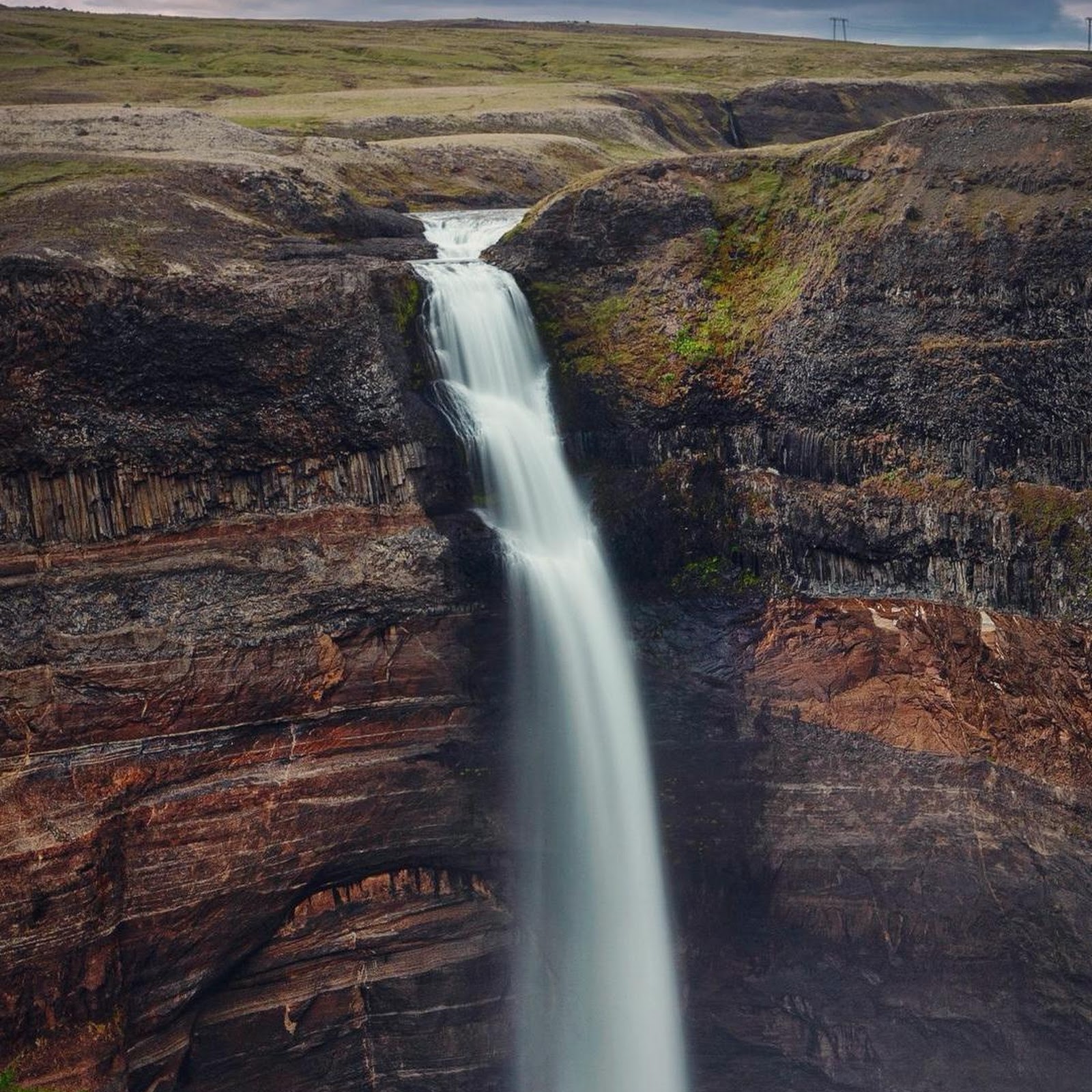 Download Dramatic Waterfall In Rugged Canyon Full HD iPhone