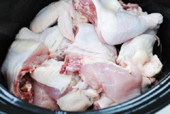 Làm sạch gà, chọn phần cánh và phần đùi gà sẽ ngon hơn, rửa sạch, để ráo rồi xếp vào nồi sành.